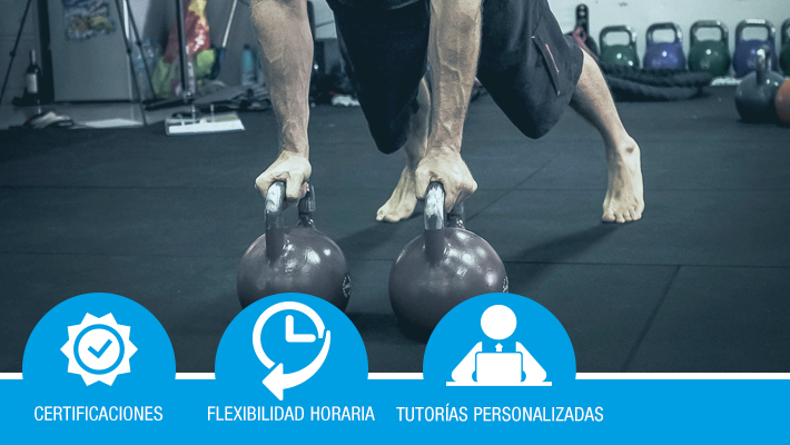 Instructor en entrenamiento con Kettlebell. Pesas rusas*
